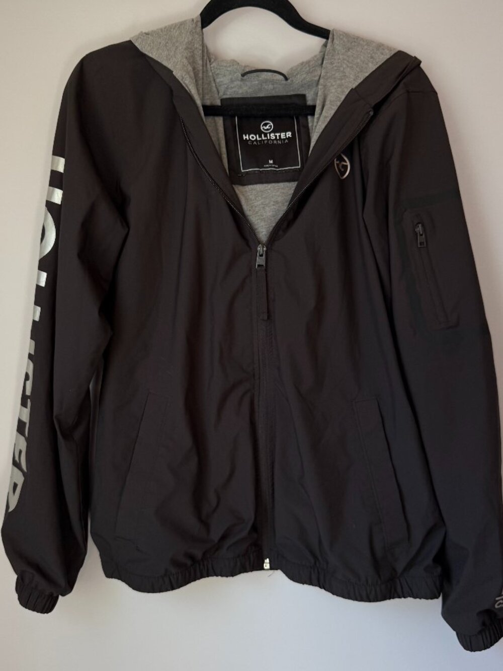 Hollister Men's Medium Black Hooded Windbreaker Jacket Full Zip Lightweight Logo